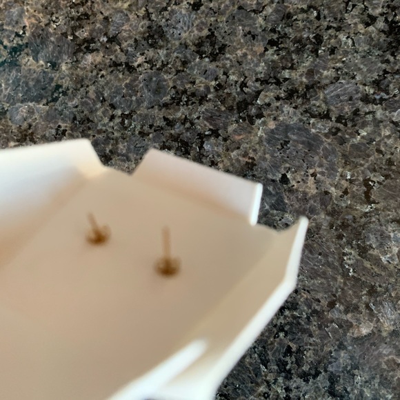 14 KT Gold stud petite cross earrings with ZC NIB - Picture 5 of 5